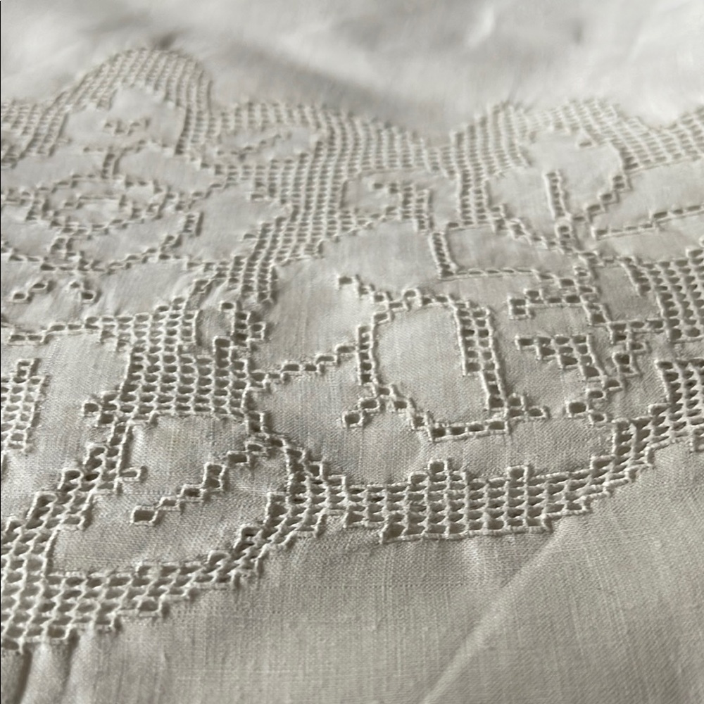 Elegant Lace table linen 19th century. Incredible hand work 55x26